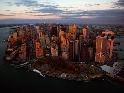 Un vista del la parte baja de la ciudad donde Frank Ghery ha levantado su primer rascacielos en Manhattan.