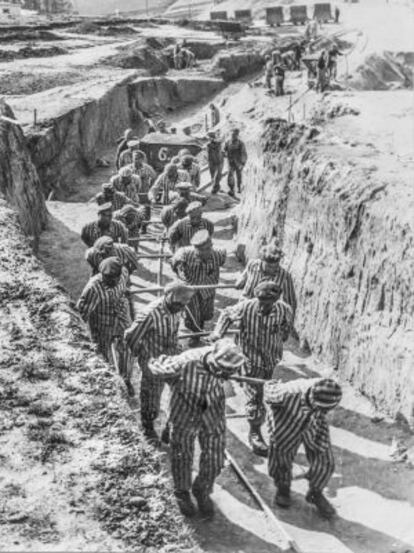 Presoners espanyols a Mauthausen, arrossegant una vagoneta. Francesc Boix la presentà al procés contra els nazis a Dachau.