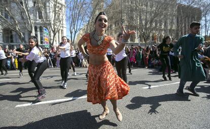 Bailarines ataviados con ropajes indios act&uacute;an en el paseo del Prado.