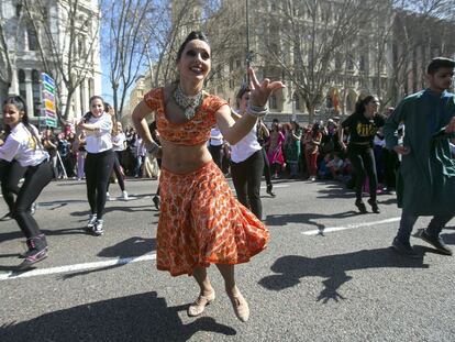 Bailarines ataviados con ropajes indios actúan en el paseo del Prado.