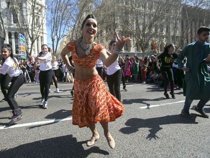 Bailarines ataviados con ropajes indios act&uacute;an en el paseo del Prado.