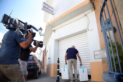 Un inspector de la Junta ante la puerta de la fábrica Sabores de Paterna.