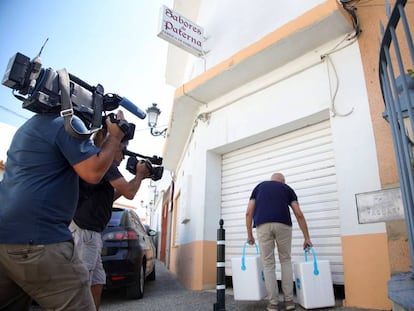 Un inspector de la Junta ante la puerta de la fábrica Sabores de Paterna.