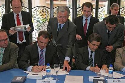 Antoni Zabalza (derecha) y Javier Serratosa, durante la firma de la compra de Aragonesas.