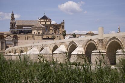 Vista de la mezquita-catedral de Córdoba y Puente Romano.