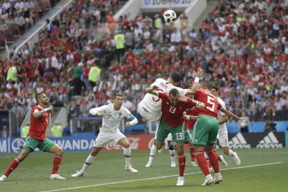 Cristiano Ronaldo adelanta a su equipo frente a Marruecos.