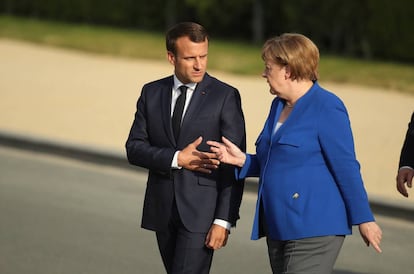 Emmanuel Macron, junto a la canciller alemana Angela Merkel en la cumbre de la OTAN, en Bruselas, el jueves pasado.