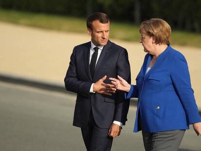 Emmanuel Macron, junto a la canciller alemana Angela Merkel en la cumbre de la OTAN, en Bruselas, el jueves pasado.