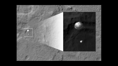 El paracaídas del que iba colgado el robot 'Curiosity' durante su descenso en el suelo de Marte, fotografiado por el satélite 'MRO' en órbita allí.