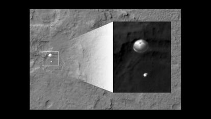 El paraca&iacute;das del que iba colgado el robot &#039;Curiosity&#039; durante su descenso en el suelo de Marte, fotografiado por el sat&eacute;lite &#039;MRO&#039; en &oacute;rbita all&iacute;.