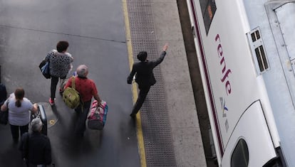 Un grupo de pasajeros accede a un tren del servicio AVe de Renfe.