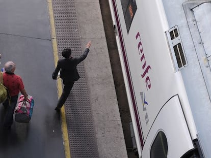 Un grupo de pasajeros accede a un tren del servicio AVe de Renfe.