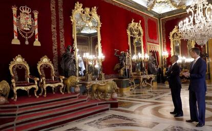 El rey Felipe VI muestra el Salón del Trono al presidente de EEUU, Barack Obama.