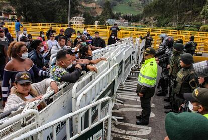 Desde tempranas horas Colombia ha cerrado los pasos fronterizos, lo que ha generado frustración entre los ciudadanos que intentaban regresar.