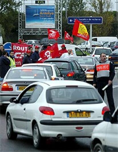 Un grupo de camioneros bloquea el acceso al aeropuerto de Marsella.