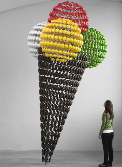 Escultura en forma de un enorme helado de cono, en el Aeropuerto de Faro