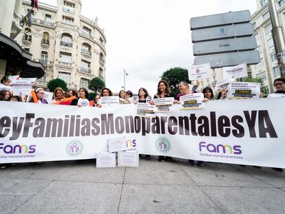 Concentración de madres solteras este jueves ante el Congreso de los Diputados.