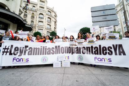 Concentración de madres solteras este jueves ante el Congreso de los Diputados.