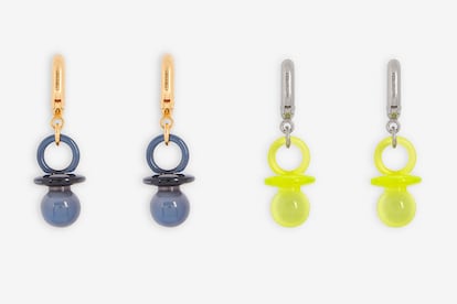 Los pendientes de Balenciaga están disponibles en dos colores por 425 euros.