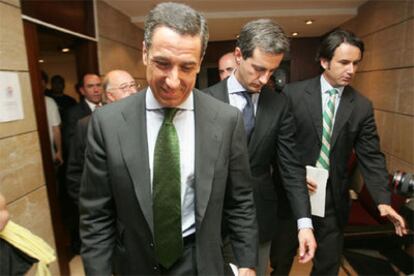 Zaplana y el grupo de cargos zaplanistas salen del despacho de Costa (segundo) en la sede del PP.