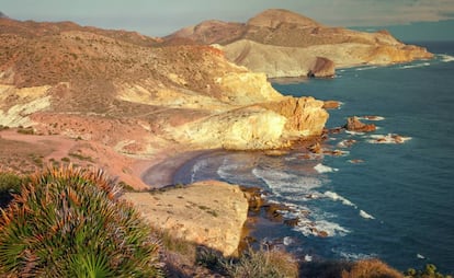 Panorámica al atardecer de las calas del Carbón y de Chicre, en el parque natural de Cabo de Gata-Níjar (Almería).