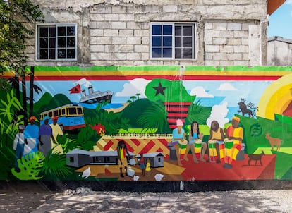 Mural en una fachada del Culture Yard de Trenchtown, en Kingston, capital de Jamaica. 