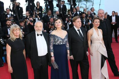 La productora Georgina Lowe, el director Mike Leigh, y los actores Marion Bailey, Timothy Spall, Dorothy Atkinson y el director de fotografía, Dick Pope posan para los fotógrafos durante la presentación de la película 'Mr Turner' en Cannes.
