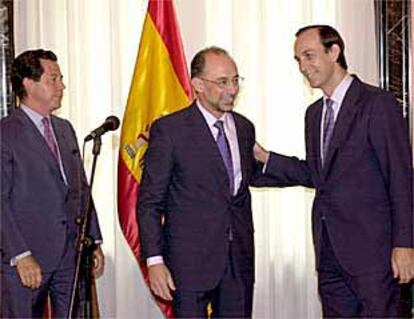 Estanislao Rodríguez-Ponga (izda.), ayer, en su toma de posesión como nuevo secretario de Hacienda, junto a Cristóbal Montoro (centro) y Enrique Giménez-Reyna.