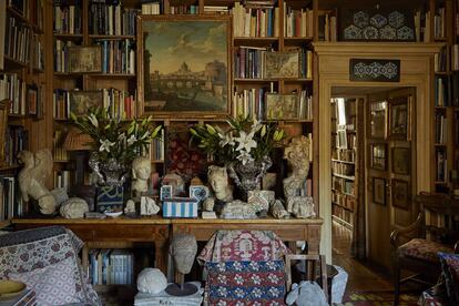 El abigarrado apartamento huele a lilium. Las flores frescas marcan la vida de la casa, como la sala de estar, en la que destacan algunos bustos del Renacimiento.