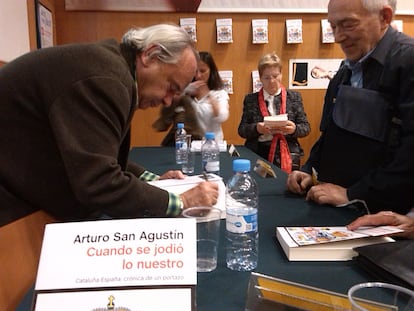 Arturo San Agustín, en la presentación de su libro 'Cuando se jodió lo nuestro', en 2002.
