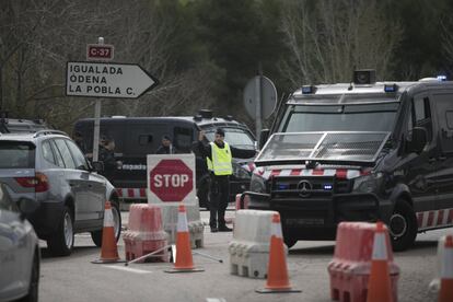 Controles de acceso y salida de la Brigada Móvil de los Mossos d'Esquadra en las inmediaciones de Igualada, Vilanova del Cami y Santa Margarida de Montbui después de que varios de estos municipios se declararan zonas confinadas por la epidemia de coronavirus.