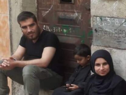 Suliman, Aiyoush y su hijo en Marruecos, en una imagen del año pasado cedida por la familia.