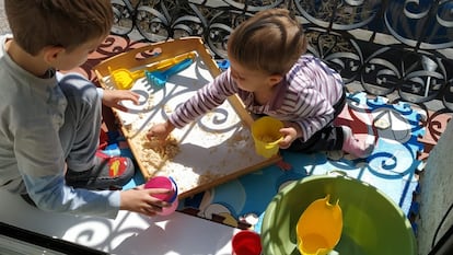 Crianças brincam na sacada em Madri.