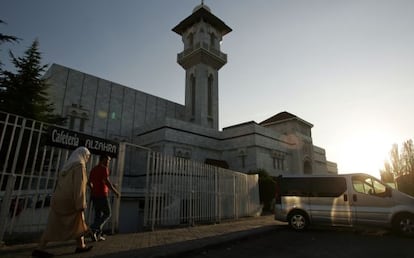 Fachada da mesquita madrilenha da M-30 ao entardecer.