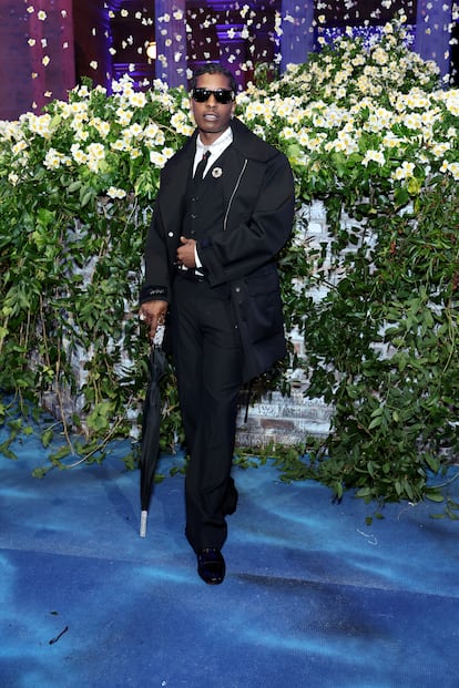 Galanın sunucularından A$AP Rocky'nin her zamanki tarzıyla (ERL'nin iki yıl önce tasarladığı o kapitone pelerini hatırlayın) sürpriz yapması bekleniyordu. Aslında herkesi şaşırttı, ama çok rahat giyinerek: Rapçi, kendisi (ya da yaratıcı ajansı Awge) tarafından tasarlanmış sade bir ceket giydi. Çoğu davetli gibi baston yerine tamamlayıcı olarak şemsiyeyi kullandı. Bu gerçek bir züppelik mi?