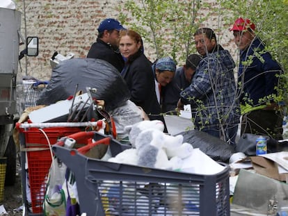 Miembros de la familia clasifican en el solar que habitan los objetos encontrados en la basura.