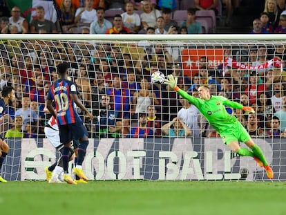 Barcelona's German goalkeeper Marc-Andre ter Stegen (R) fails to stop an offside shot from Rayo Vallecano's Colombian forward Radamel Falcao during the Spanish league football match between FC Barcelona and Rayo Vallecano de Madrid at the Camp Nou stadium in Barcelona on August 13, 2022. (Photo by Pau BARRENA / AFP)