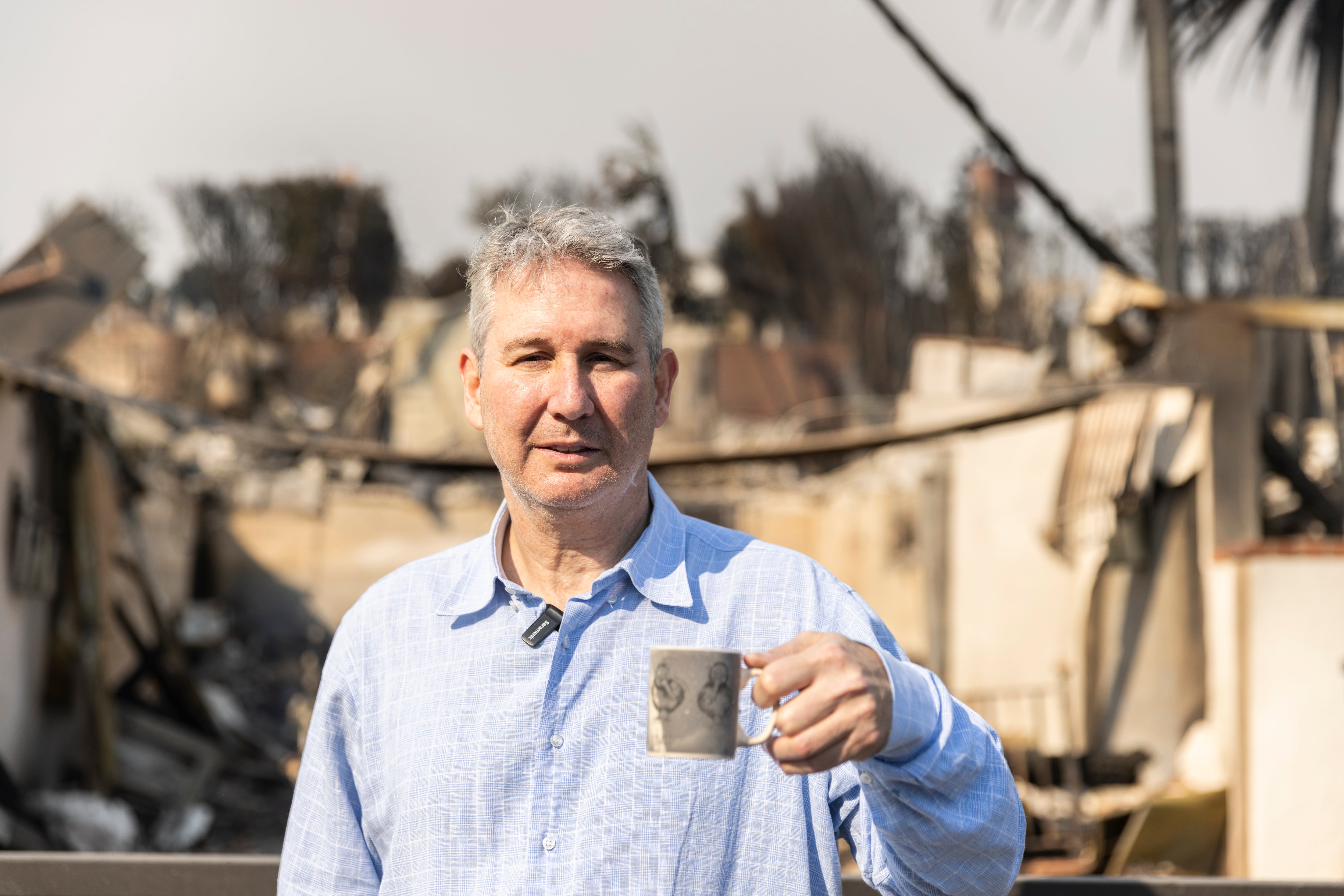 Steven Kolker, con la taza de su viaje a Nueva Zelanda.