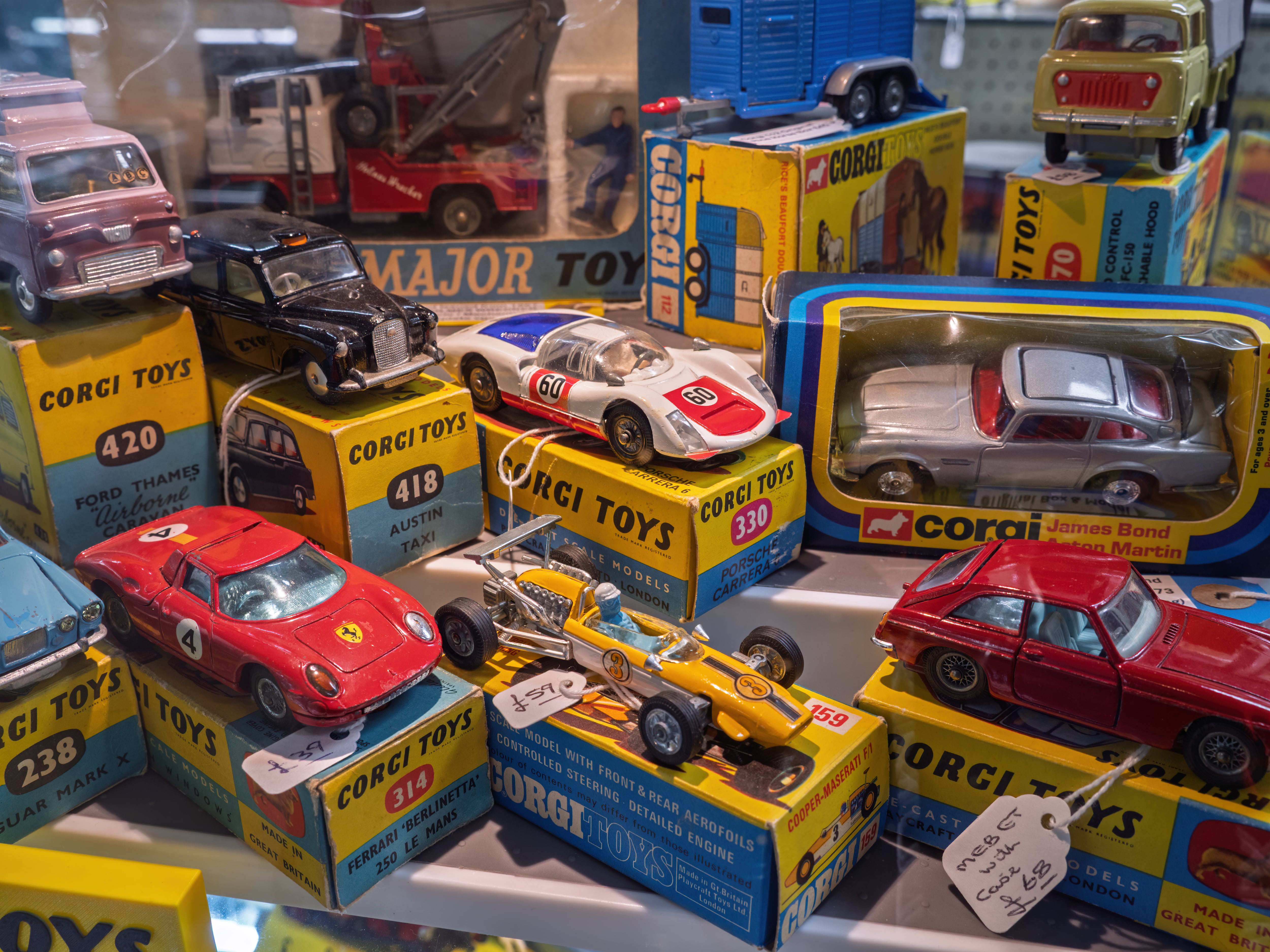 Un diseñador de juguetes es acusado de robar coches en miniatura por valor de un millón de dólares