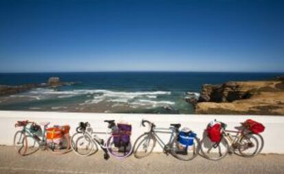 Bicicletas aparcadas frente al mar en el Alentejo.
