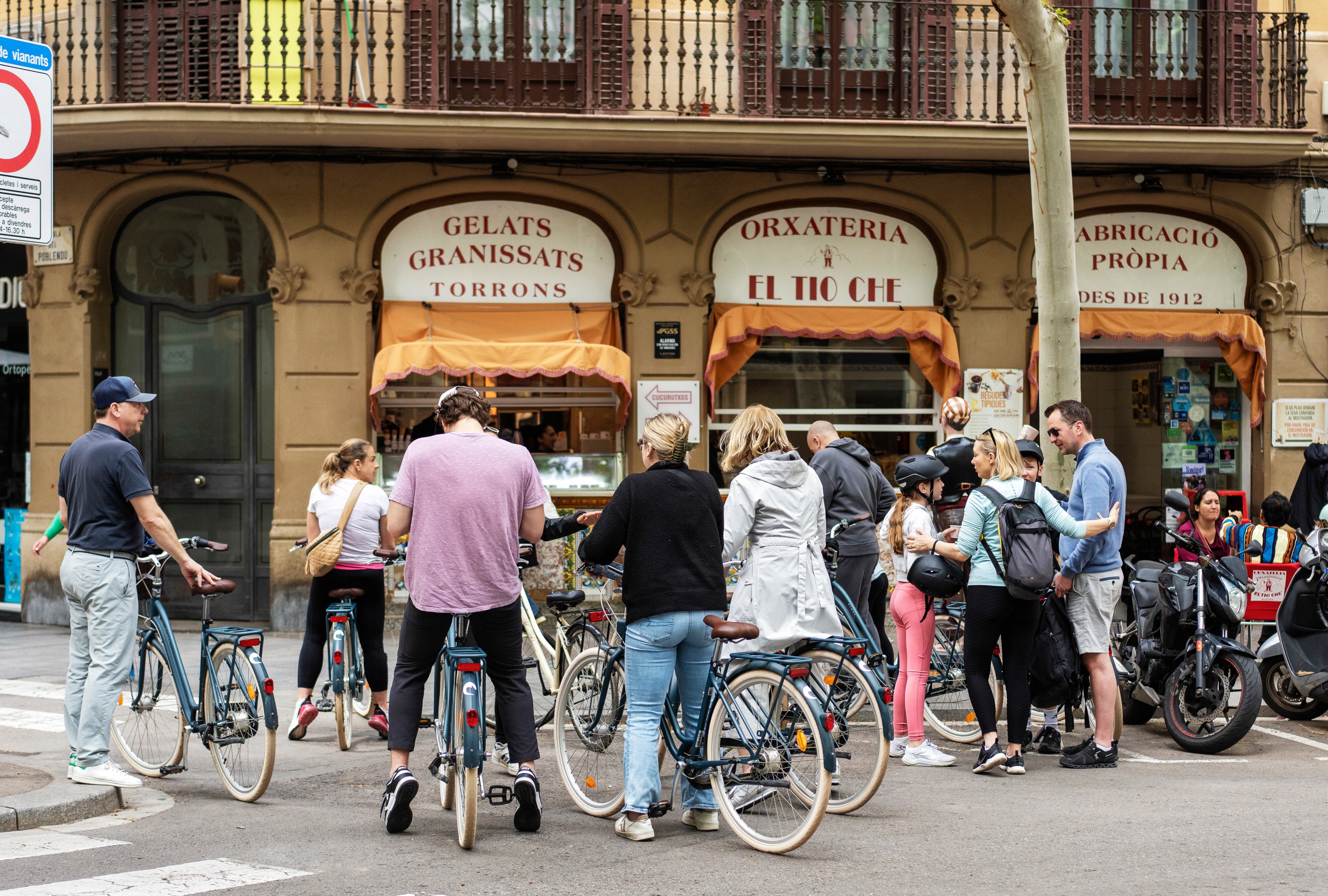 Un grupo de turistas, frente a la horchatería El Tío Che, en la Rambla del Poblenou.