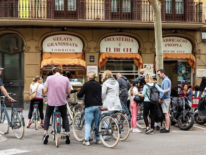 Un grupo de turistas, frente a la horchatería El Tío Che, en la Rambla del Poblenou.