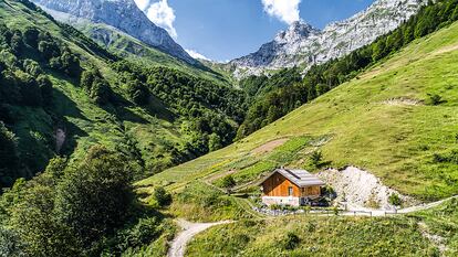 Domaine Clarins, situado en los Alpes Franceses, se cultivan por agricultura manual 30 plantas que se usan en seis fórmulas de Clarins