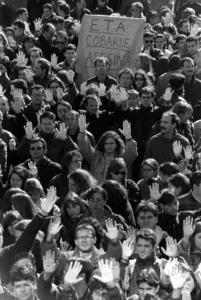 Miles de alumnos de la Universidad Autónoma de Madrid protestan en febrero de 1996 contra el asesinato del catedrático Francisco Tomás y Valiente, el día anterior en su despacho.