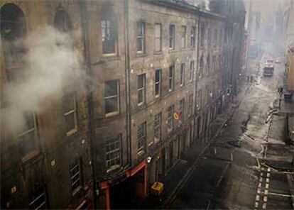Estado en que ha quedado una de las calles del centro de Edimburgo después del incendio.