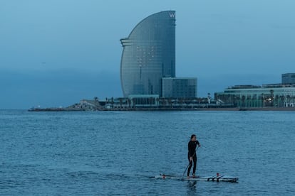 Barceloneta, Barcelona. Disfrutar de las bondades de la gran ciudad es una suerte que rara vez pueden disfrutar los surfistas. Excepto si viven en sitios como Barcelona. La Ciudad Condal también ofrece la posibilidad de aprovechar su tranquilo oleaje, como el que a veces regala su playa más célebre. Y quien busque más intimidad, puede acercarse a playas más tranquilas, como la de Vilassar de Mar o la de Montgat, ambas a pocos kilómetros de la capital catalana.  