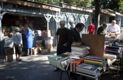 Compradores en uno de los puestos de la Cuesta Moyano.