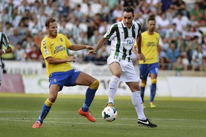 Abel, del Córdoba, protege el balón ante Castellano.