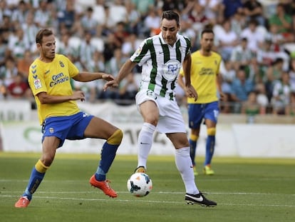 Abel, del C&oacute;rdoba, protege el bal&oacute;n ante Castellano.