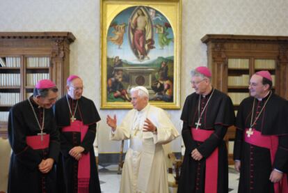 Benedicto XVI conversa con obispos belgas durante un encuentro celebrado en 2010 tras la dimisión de Roger Vangheluwe.